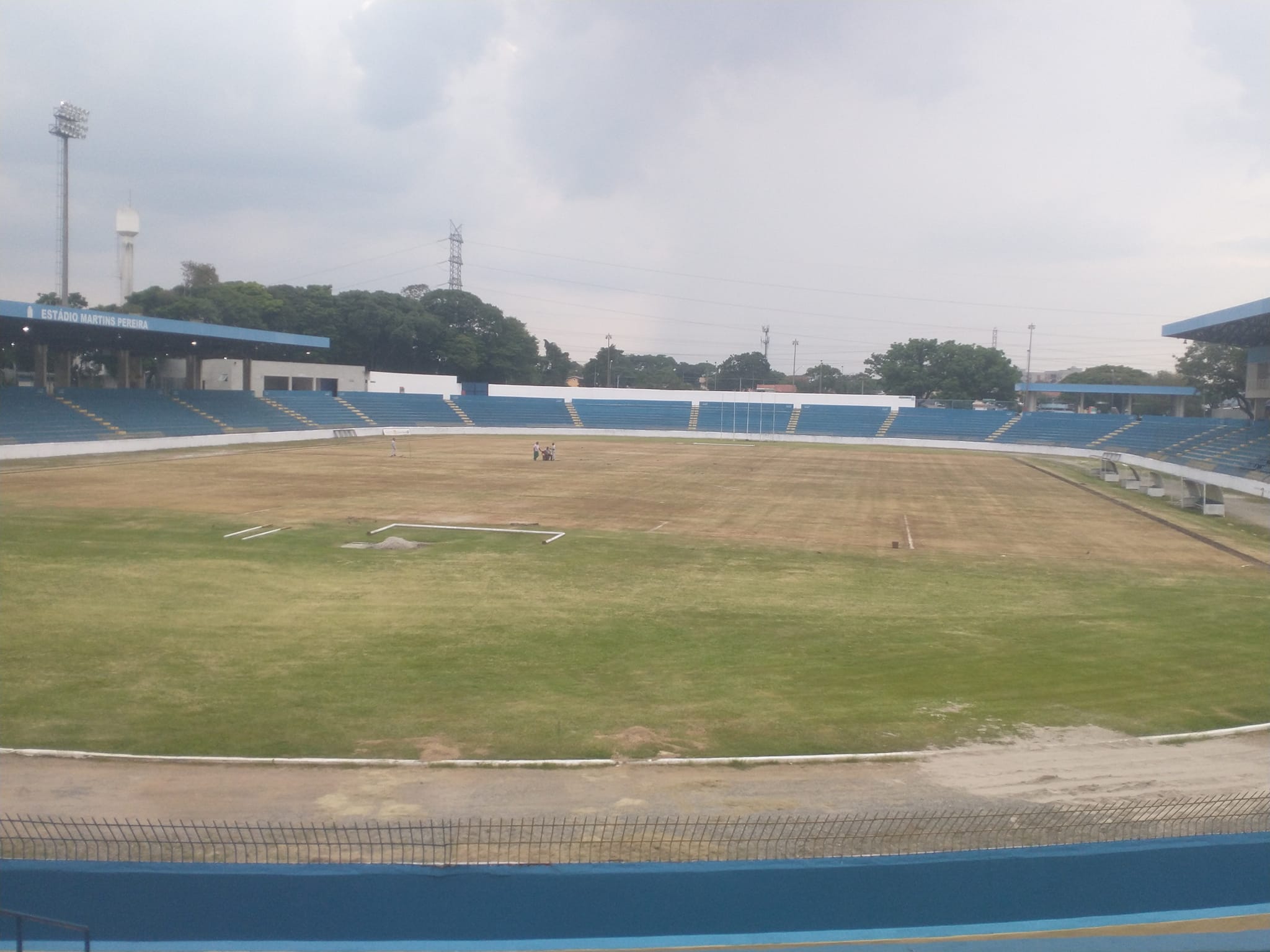 Reforma no gramado do Martins Pereira