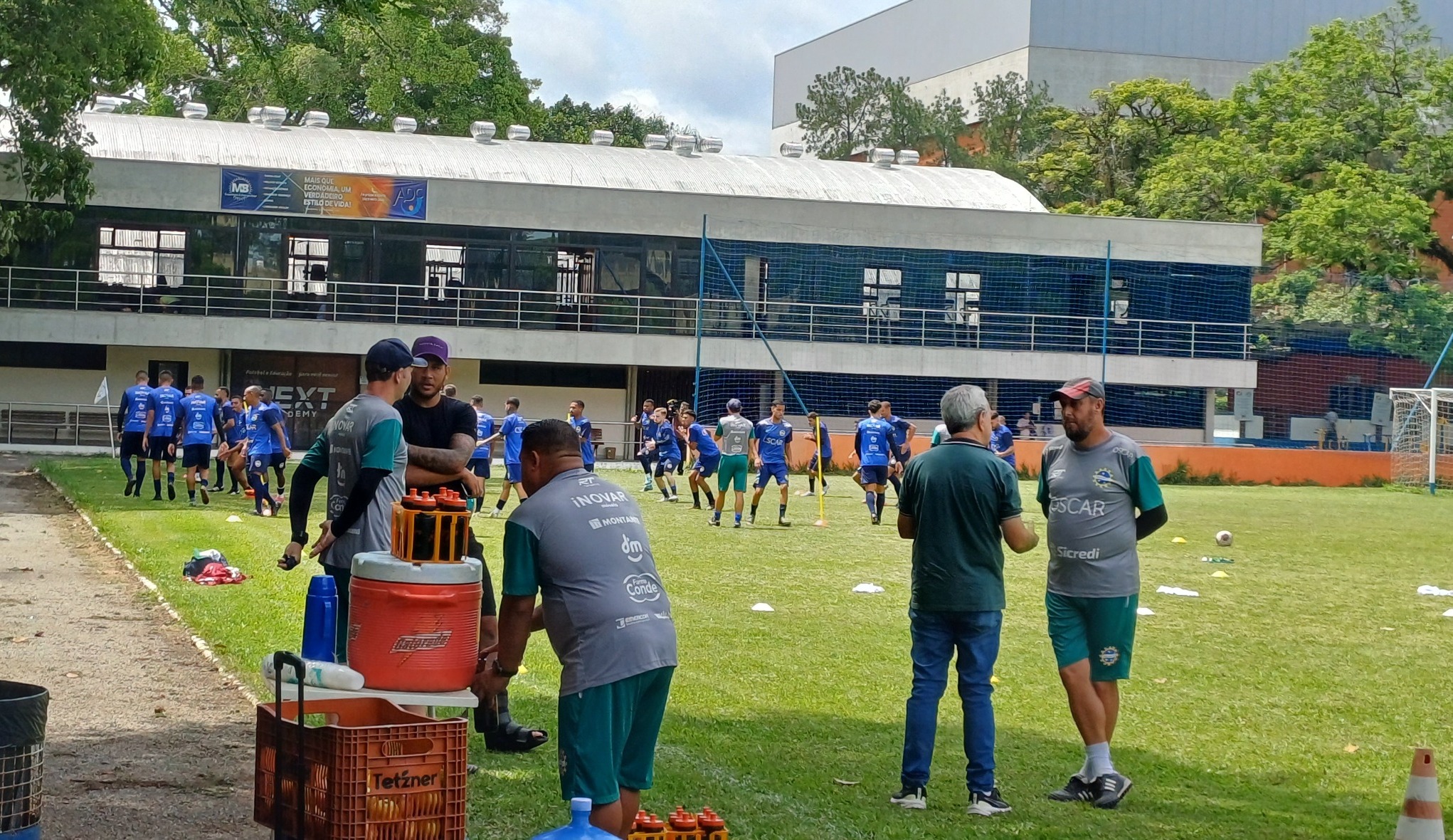 Rafael Tanque no canto da imagem com o perna esquerda mobilizada