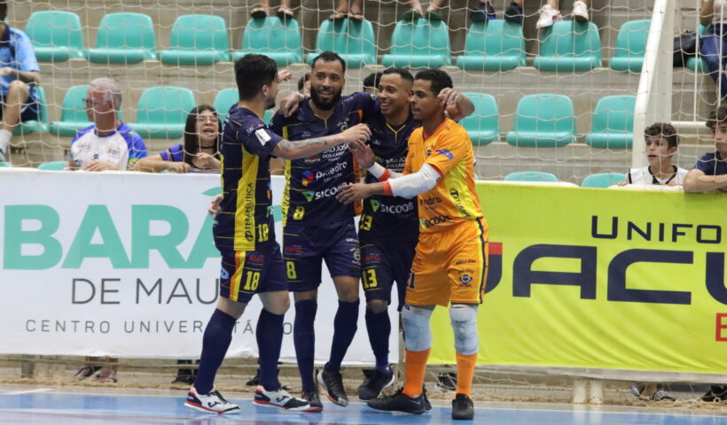 Jogadores do São José Futsal comemoram vitória sobre o Barão de Mauá em Ribeirão Preto no primeiro jogo da semifinal da Liga Paulista 2023