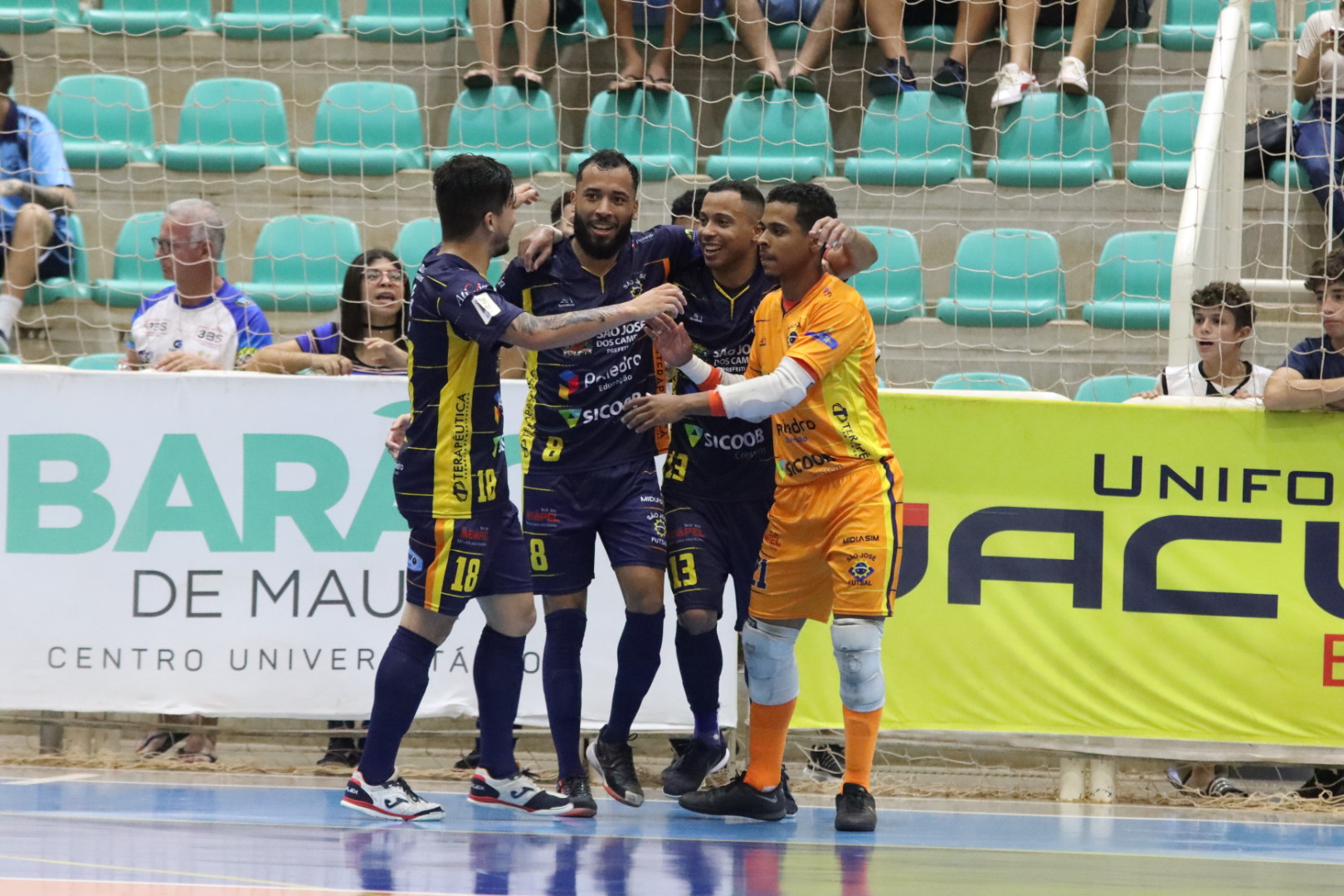 Jogadores do São José Futsal comemoram vitória sobre o Barão de Mauá em Ribeirão Preto no primeiro jogo da semifinal da Liga Paulista 2023