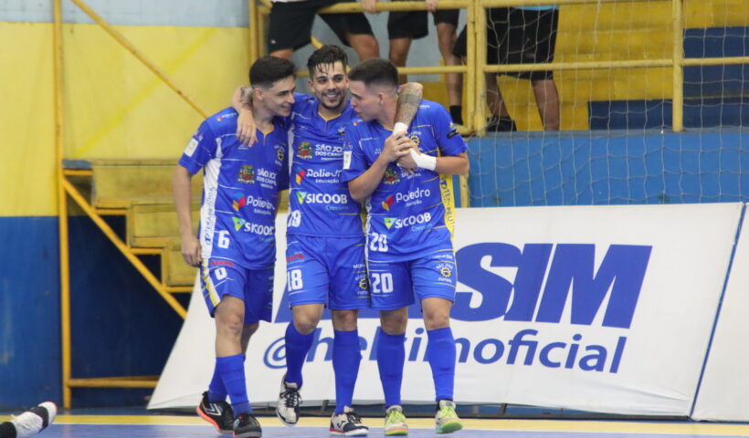 Jogadores do São José Futsal comemoram vitória sobre o São Bernardo nas quartas de final da Liga Paulista