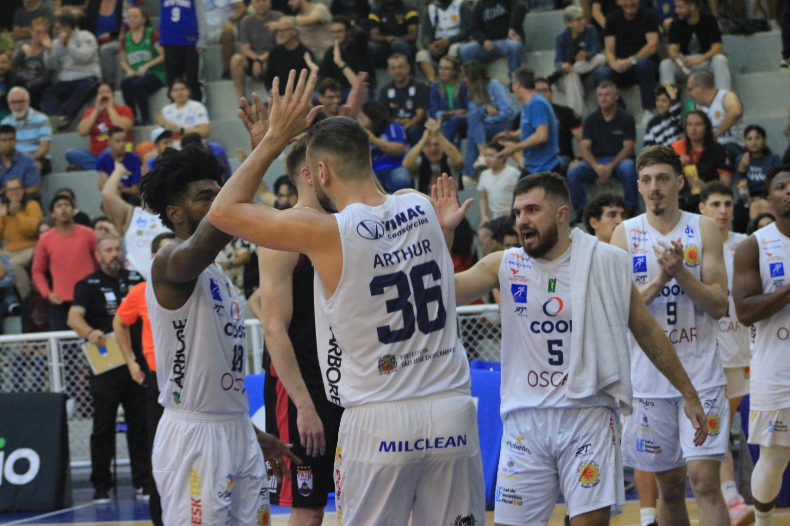 Jogadores do São José Basketball comemoram primeira vitória no NBB 2023/2024