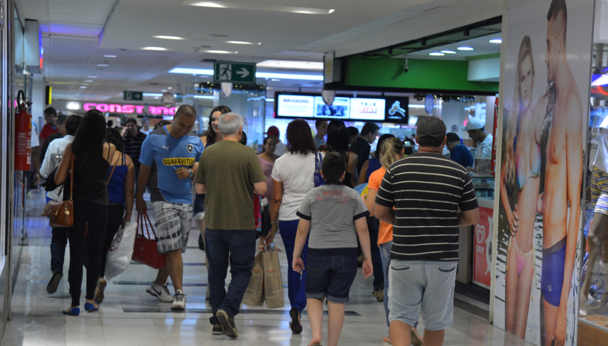 pessoas circulando em shopping. Shopping de São José dos Campos abre mais de 250 vagas temporárias para o final de ano