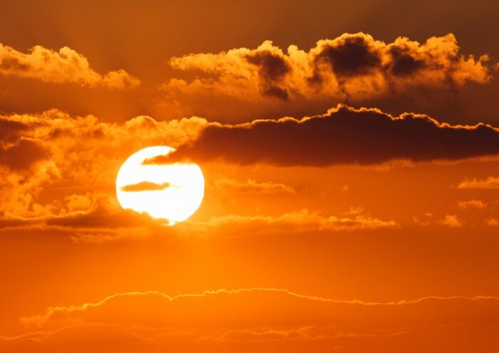 Sol forte em fim de tarde.