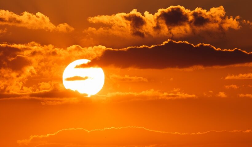 Sol forte em fim de tarde.