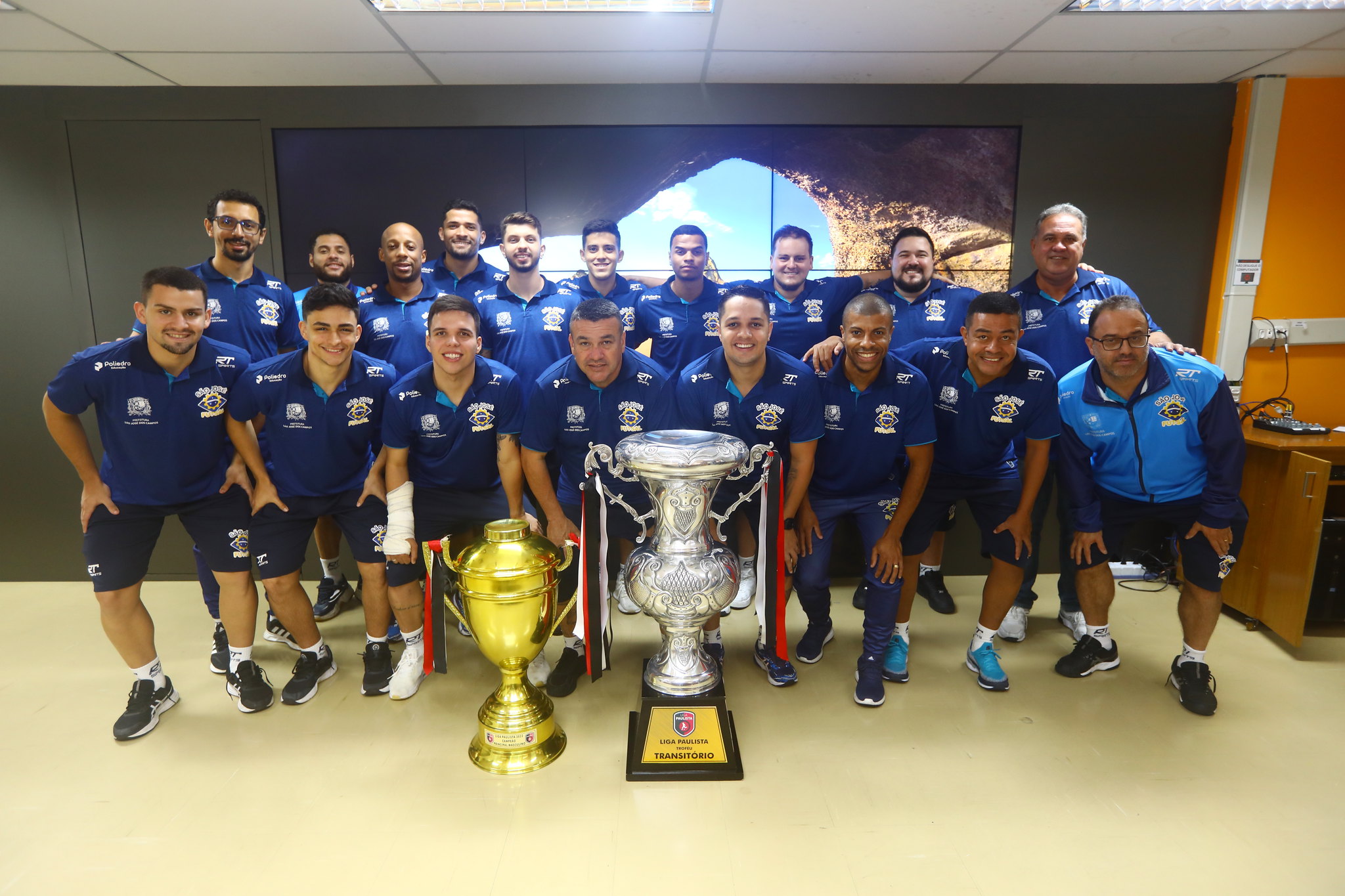 Jogadores e comissão técnica do São José Futsal com a taça da Liga Paulista conquistada no ano passado sobre o Dracena