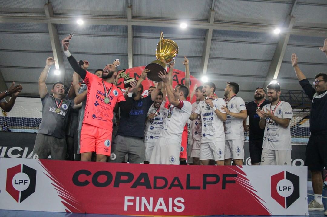 Jogadores do Taubaté Futsal comemoram título da Copa Paulista conquistada em junho deste ano