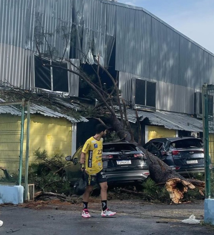 Tempestade causou queda de árvore no telhado do ginásio do Emecal, casa do Handebol Taubaté