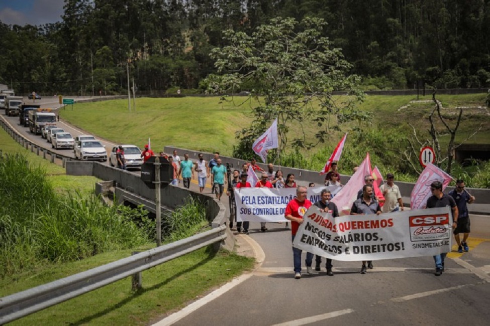 Trabalhadores da Avibras fecham a Tamoios e exigem pagamento de salário