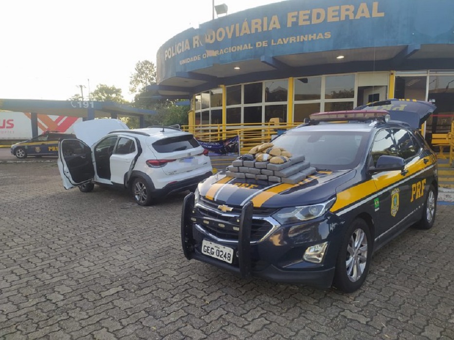 Homem é preso transportando drogas em veículo furtado