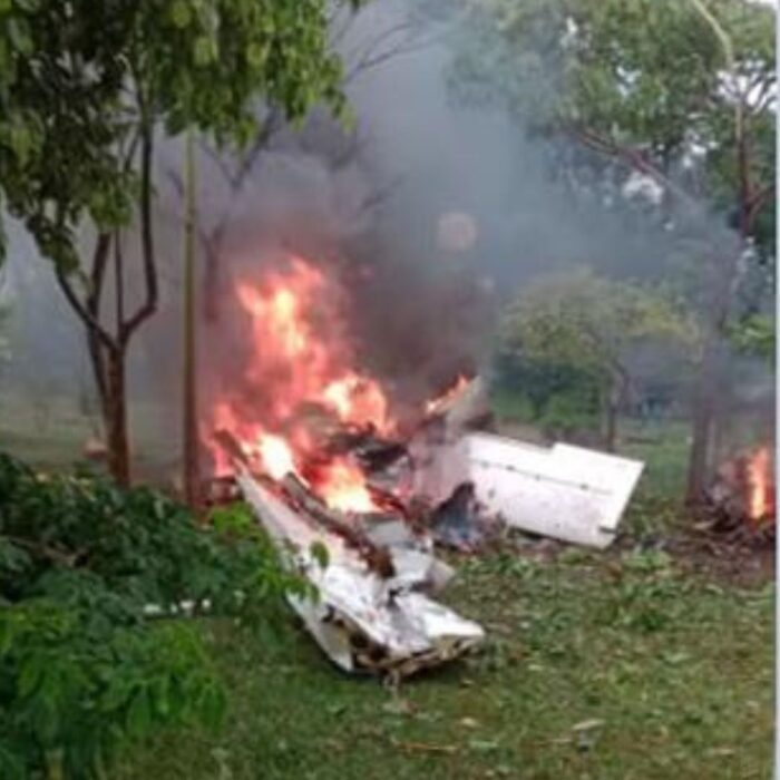 destroços de avião caído em Jaboticabal