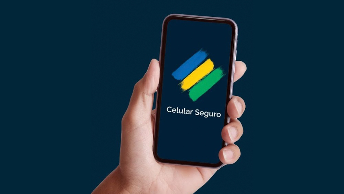 mão segundo aparelho celular com o logo e marca Celular Seguro