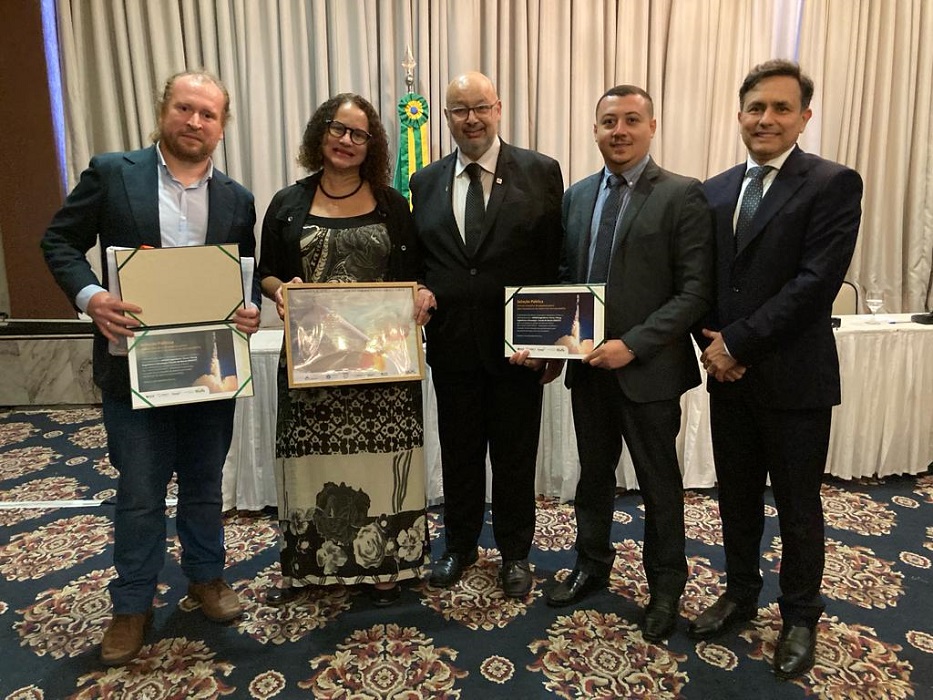 Executivos da Akaer, Acrux, Breng Engenharia e EMSYST ao lado da ministra de MCTI, Luciana Santos.