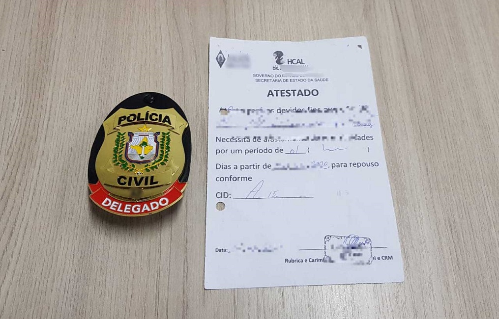 Distintivo de policial civil ao lado de atestado médico falso