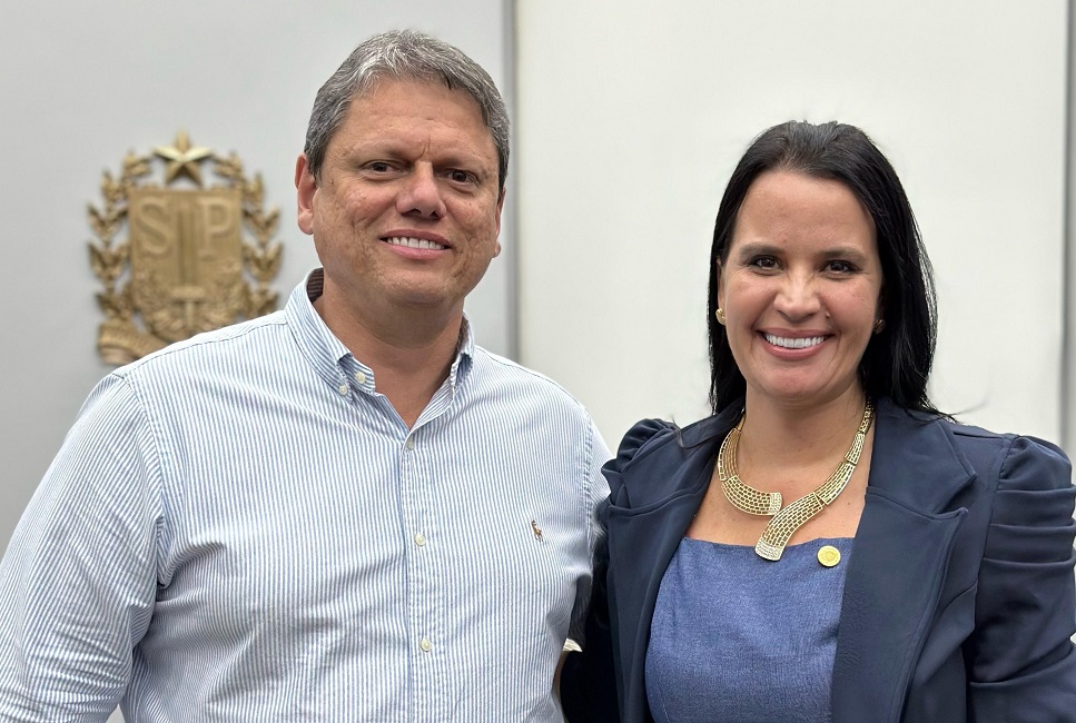 Tarcísio e Freitas e Letícia Aguiar.