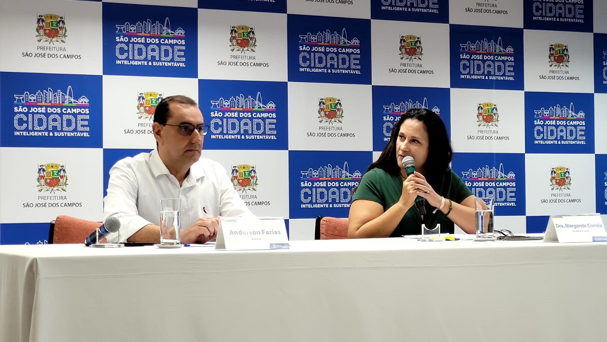 Prefeito Anderson Farias e a secretária de saúde de SJC, Margarete Correia. Prefeitura de São José encerra contratos com empresa investigada na área da saúde