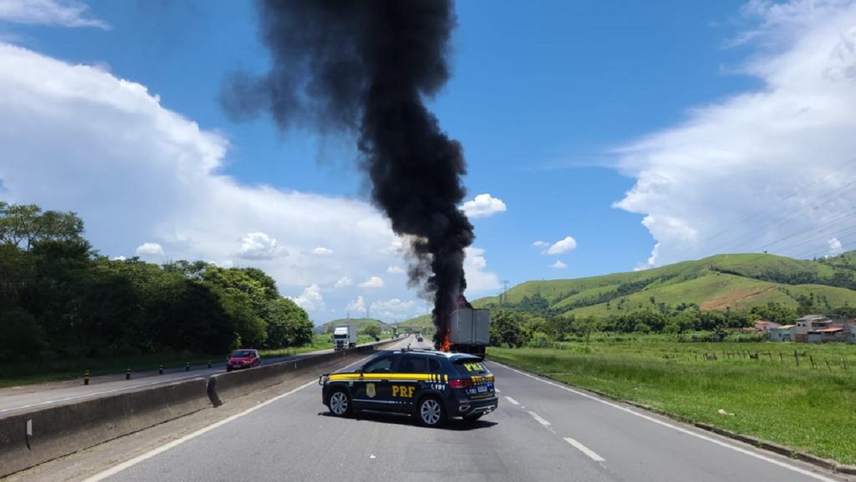 Caminhão pega fogo e causa interdição na Dutra, em Roseira