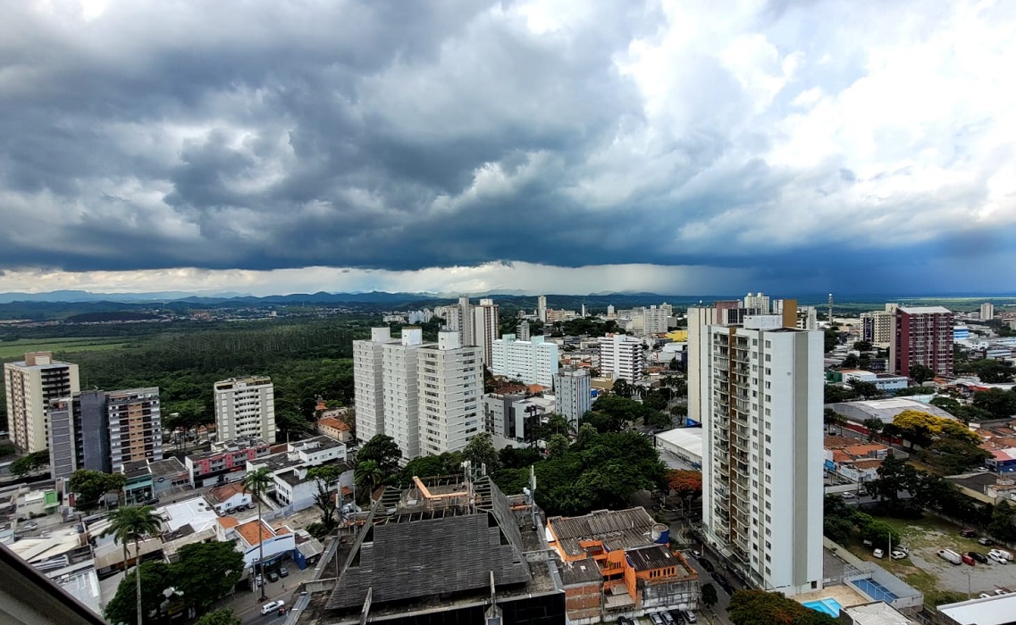 Céu com nuvens carregadas sobre SJC. INMET alerta para risco de chuvas intensas no Vale, Serra da Mantiqueira e Litoral Norte