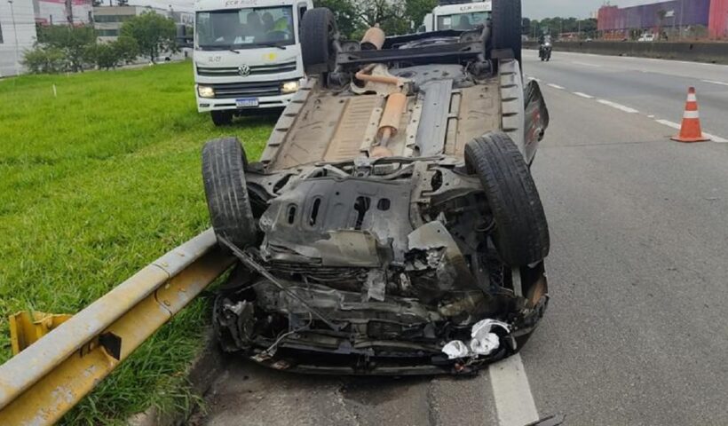veículo capotado da Dutra. Veículo capota após motorista cochilar ao volante na Via Dutra, em São José
