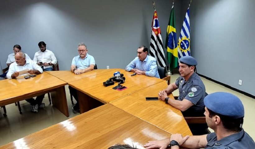 Prefeito Anderson Farias em coletiva de imprensa.Prefeito Anderson esclarece como será a retirada das famílias do Banhado, após decisão judicial favorável à prefeitura de São José