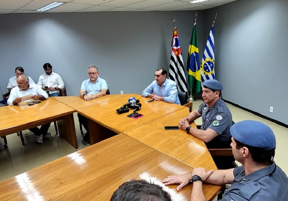 Prefeito Anderson Farias em coletiva de imprensa.