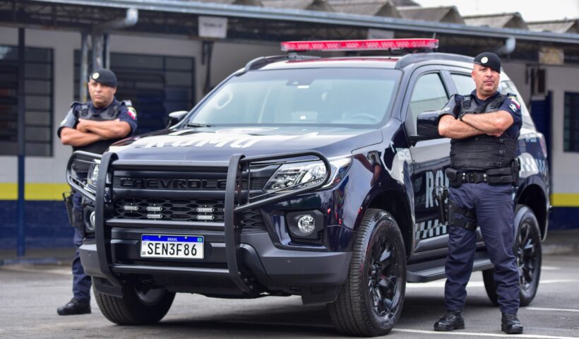 Dois policiais ao lado de uma viatura. Operação contra Perturbação do Sossego durante festas de fim de ano entra em vigor em Jacareí