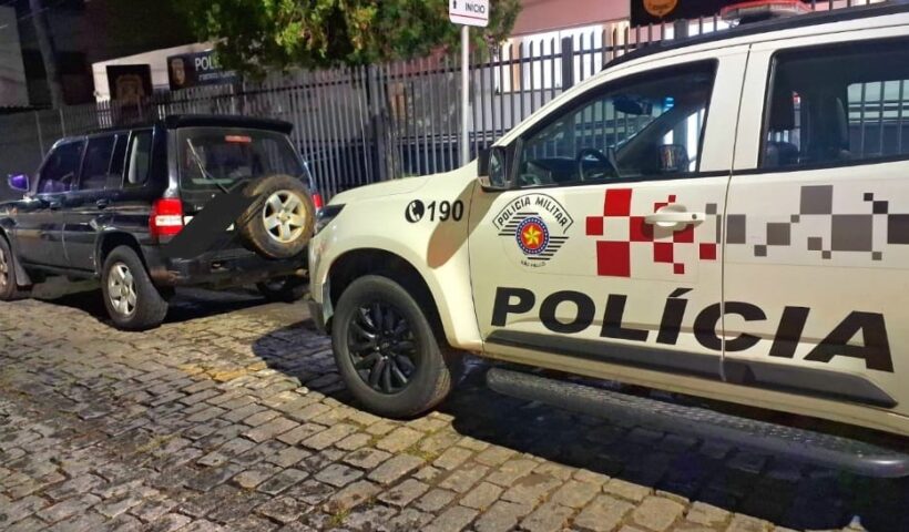 carro roubado ao lado de viatura de pm. Dois adolescentes são presos pela PM em Lorena após roubo a mão armada