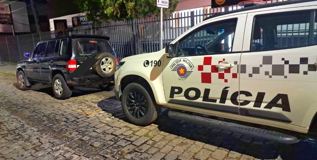 carro roubado ao lado de viatura de pm. Dois adolescentes são presos pela PM em Lorena após roubo a mão armada