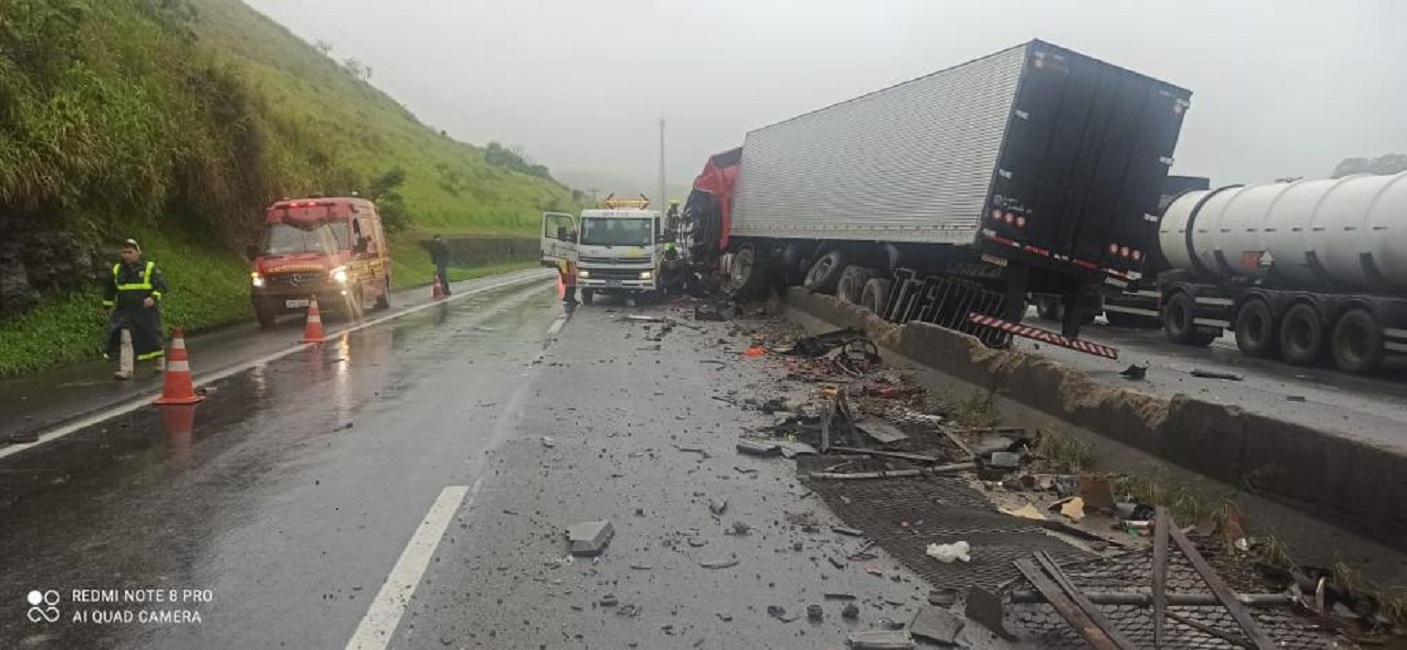 acidente com carretas em lavrinhas da dutra