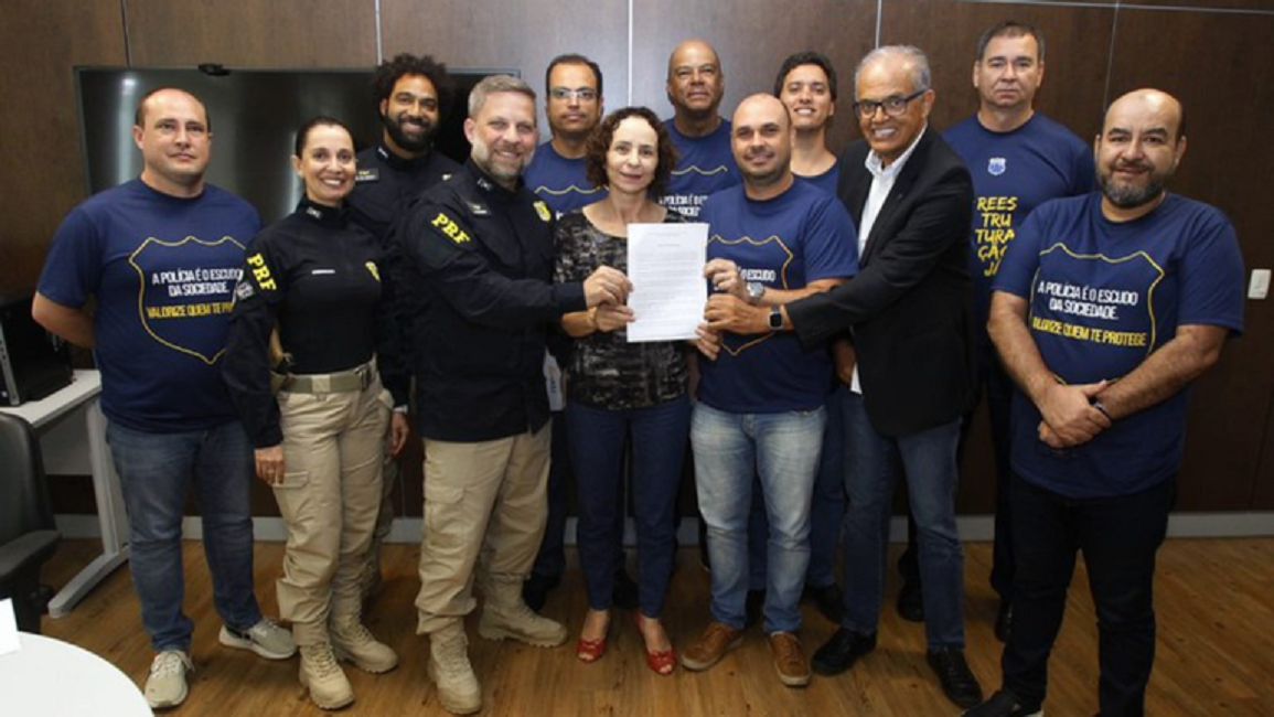 agentes da prf e representantes do governo federal. PRF e Governo Federal firmam acordo para reajuste salarial