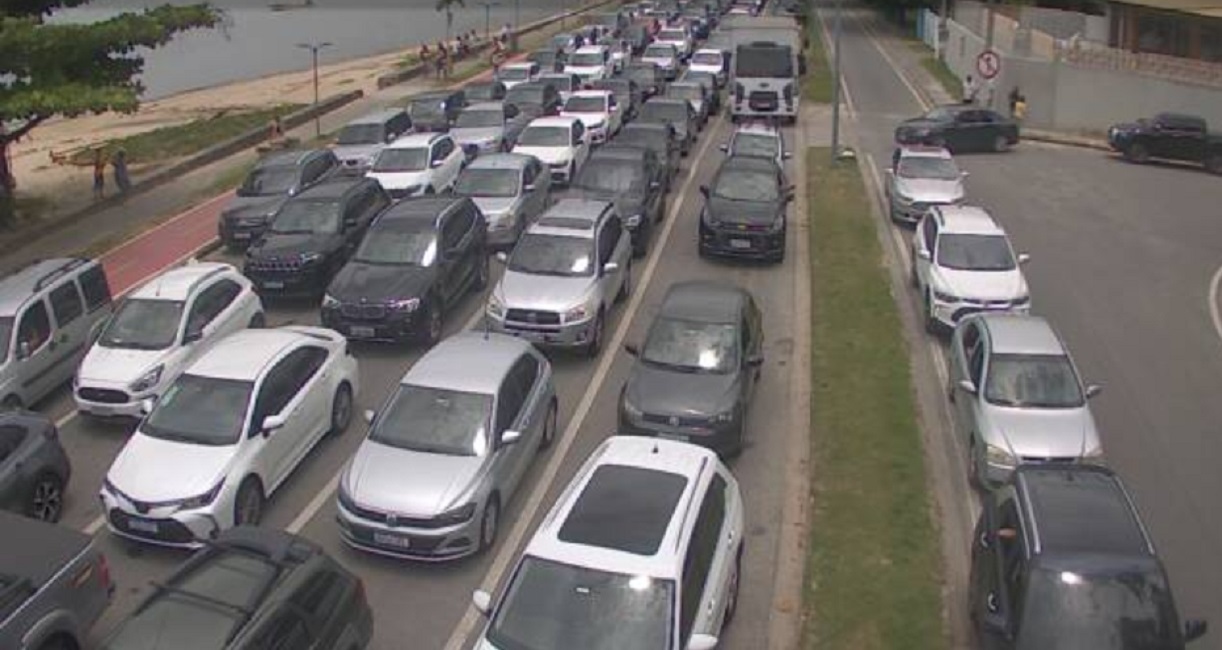 balsa lotada em ilhabela. Ventos fortes paralisam balsa na Travessia entre São Sebastião e Ilhabela e tempo de espera chega a 4 horas