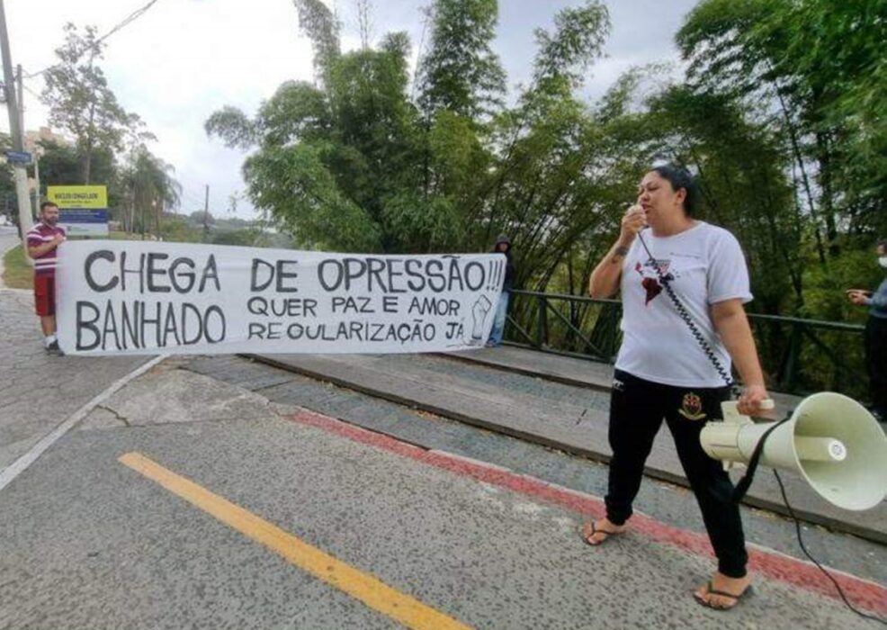 moradores do banhado em protesto