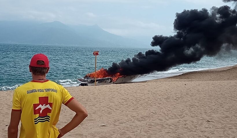 barco pega fogo no litoral norte. Bombeiros combatem incêndio em lancha na Praia do Capricórnio, em Caraguatatuba