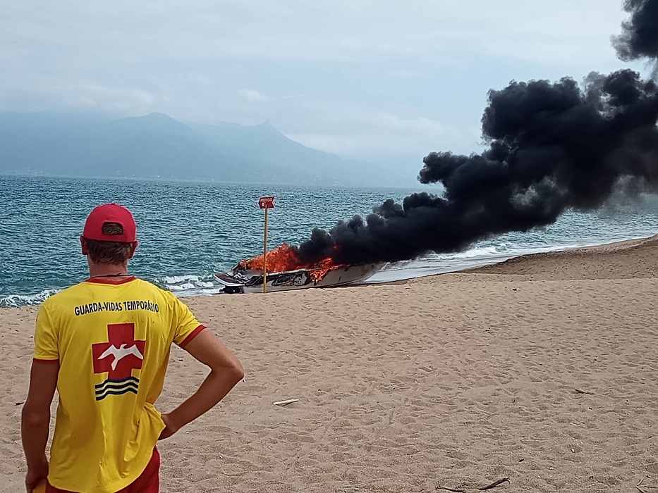 barco pega fogo no litoral norte. Bombeiros combatem incêndio em lancha na Praia do Capricórnio, em Caraguatatuba