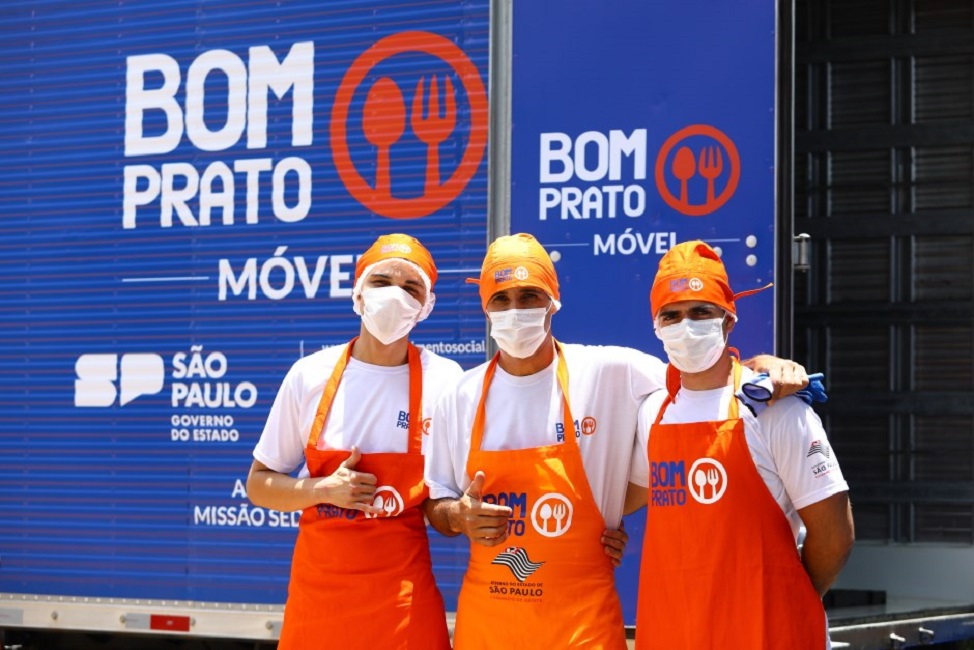 funcionários do restaurante bom prato em frente à unidade móvel.