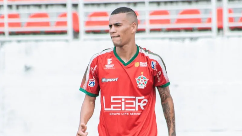 Carlinhos em ação com a camisa do Boa Esporte-MG