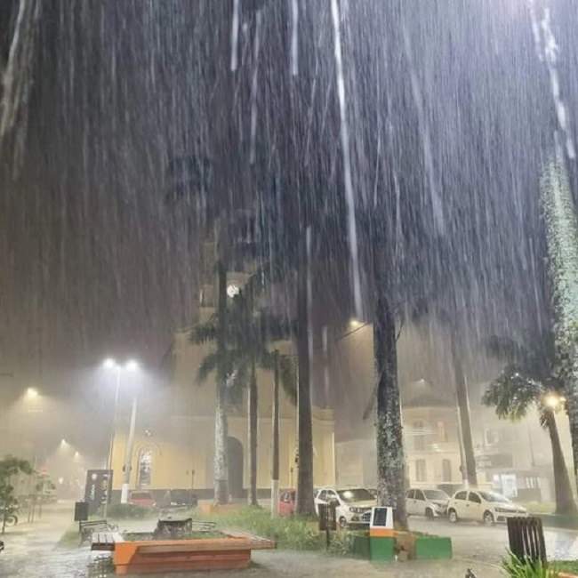 chuva praça no dentro de Lorena.