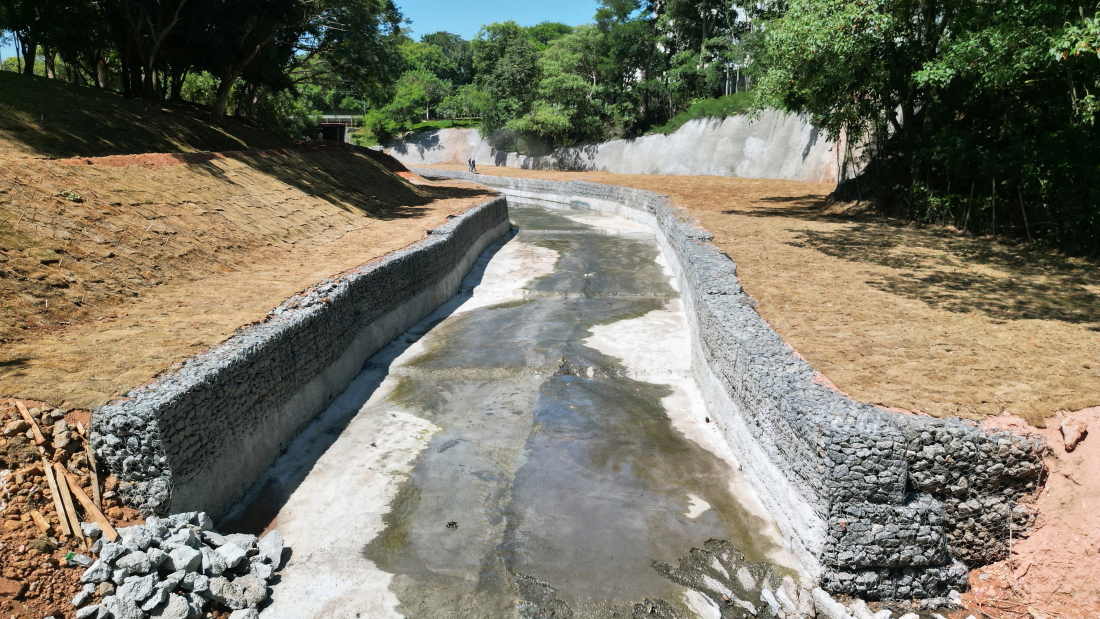 Obra emergencial de Contenção de talude no Córrego Senhorinha