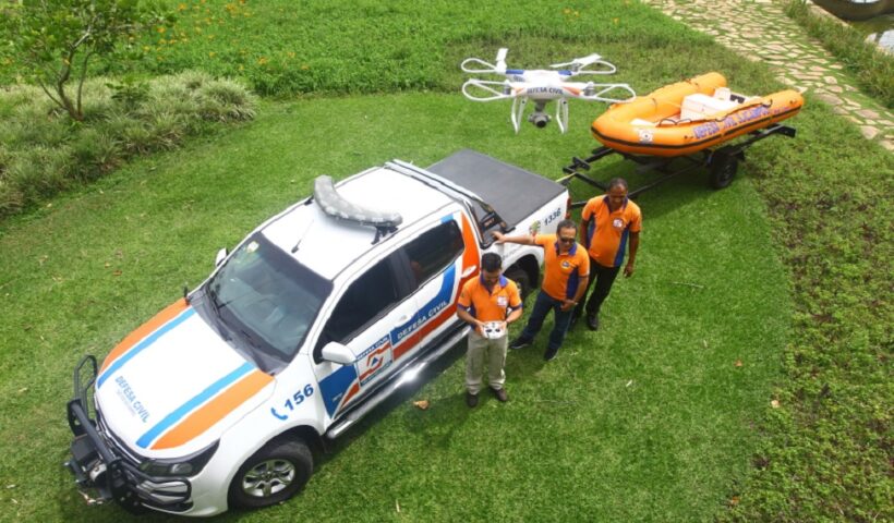 Fofo aérea de agentes e veículo da Defesa Civil de SJC.