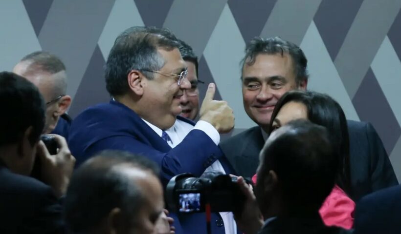 Flavio Dino recebendo cumprimentos após ser aprovado ao STF. Senado aprova indicação de Flávio Dino para ministro do STF