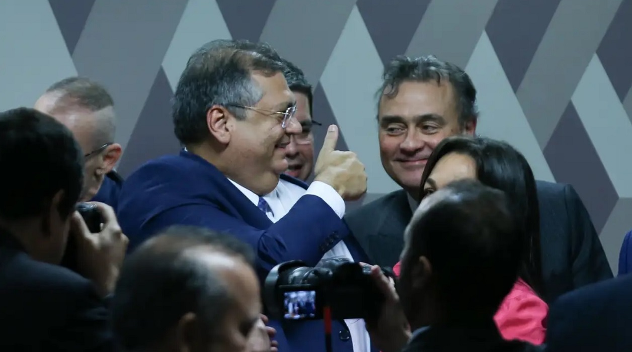 Flavio Dino recebendo cumprimentos após ser aprovado ao STF. Senado aprova indicação de Flávio Dino para ministro do STF