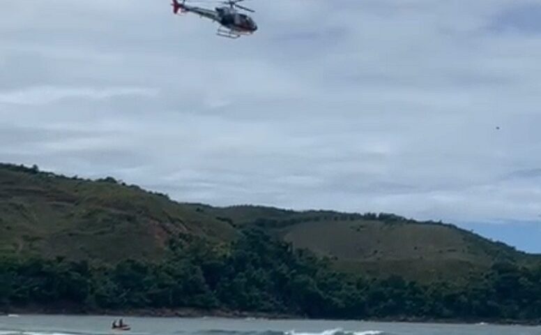 Bombeiros procuram adolescente desaparecido no mar na praia de Juquehy, em São Sebastião
