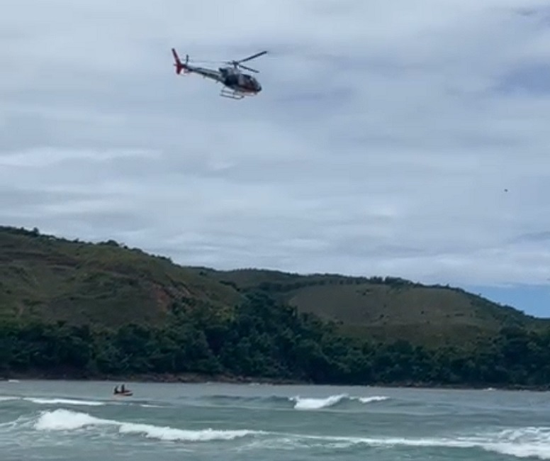 Helicóptero sobrevoa praia de Maresias. Guarda-vidas passa mal e morre afogado na Praia de Maresias, em São Sebastião