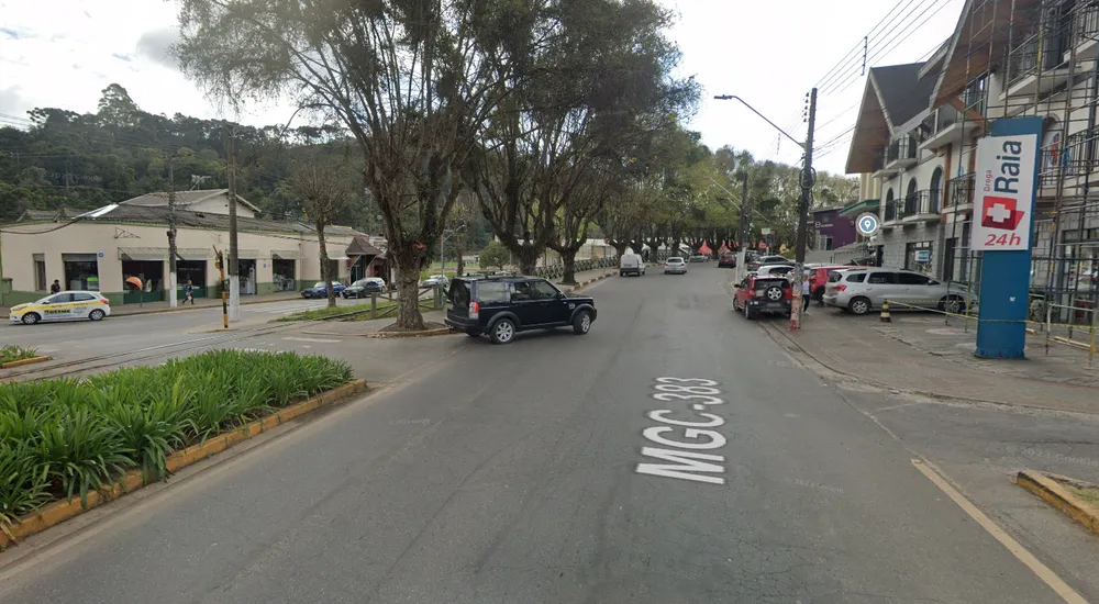 Acidente aconteceu na avenida Doutor Januário Miraglia, no bairro Jaguaribe, em Campos do Jordão