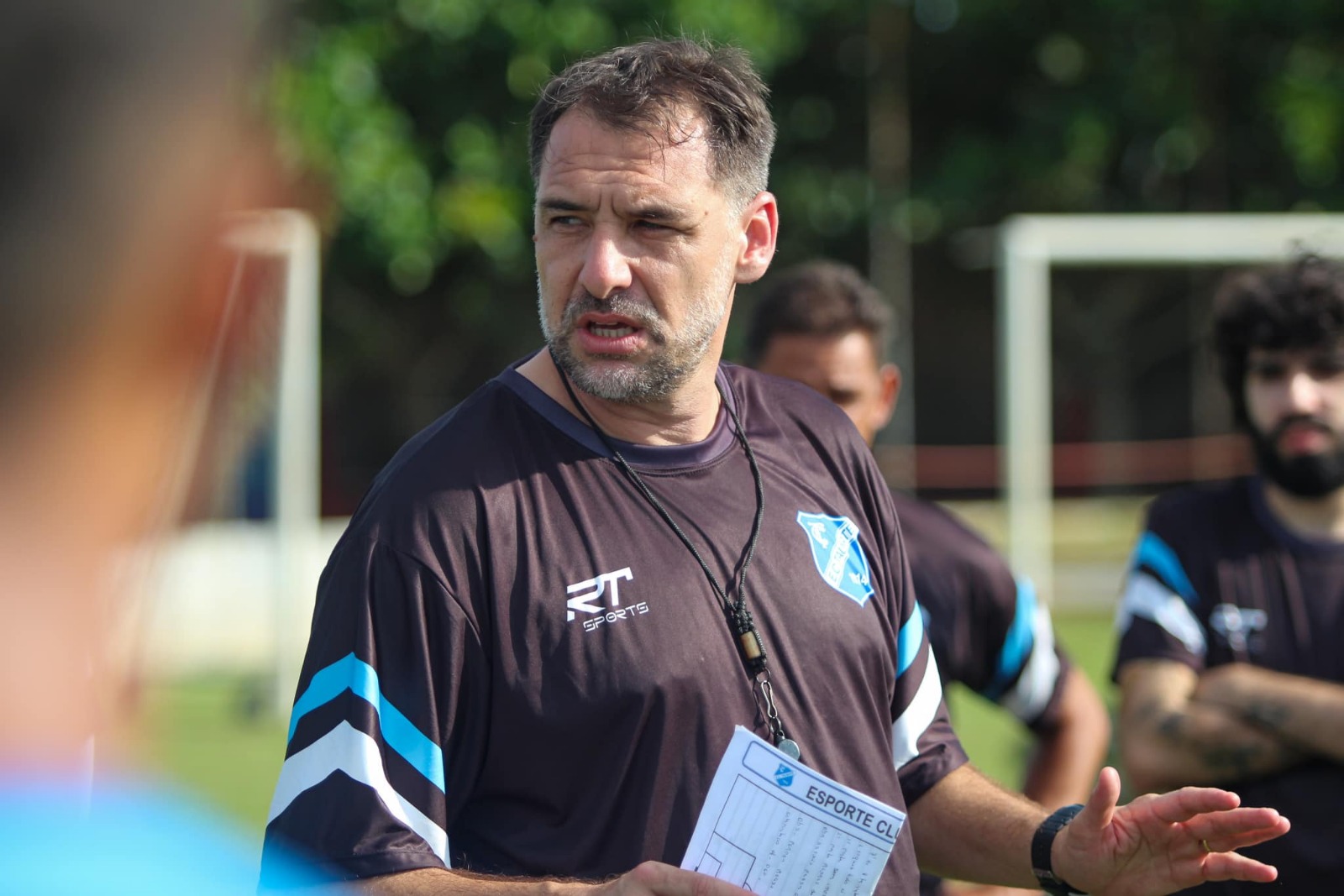 Wilson Junior, técnico do EC Taubaté, durante treinamento