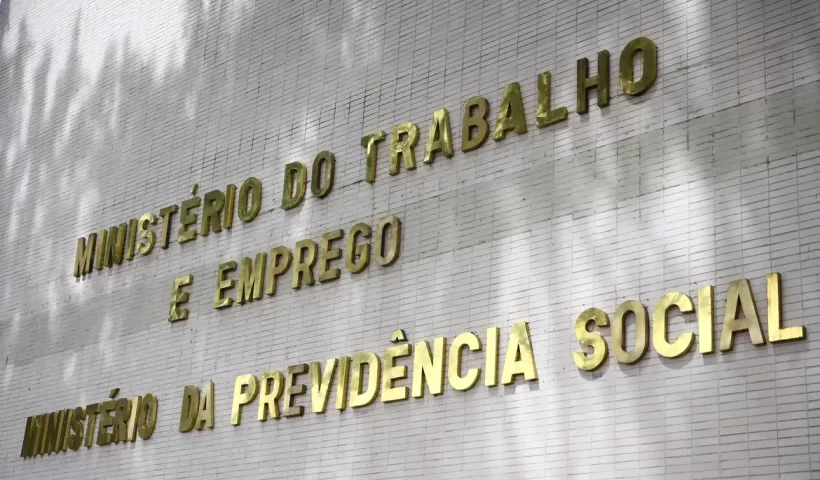 Governo propõe aumento em auxílios sem reajuste a servidores