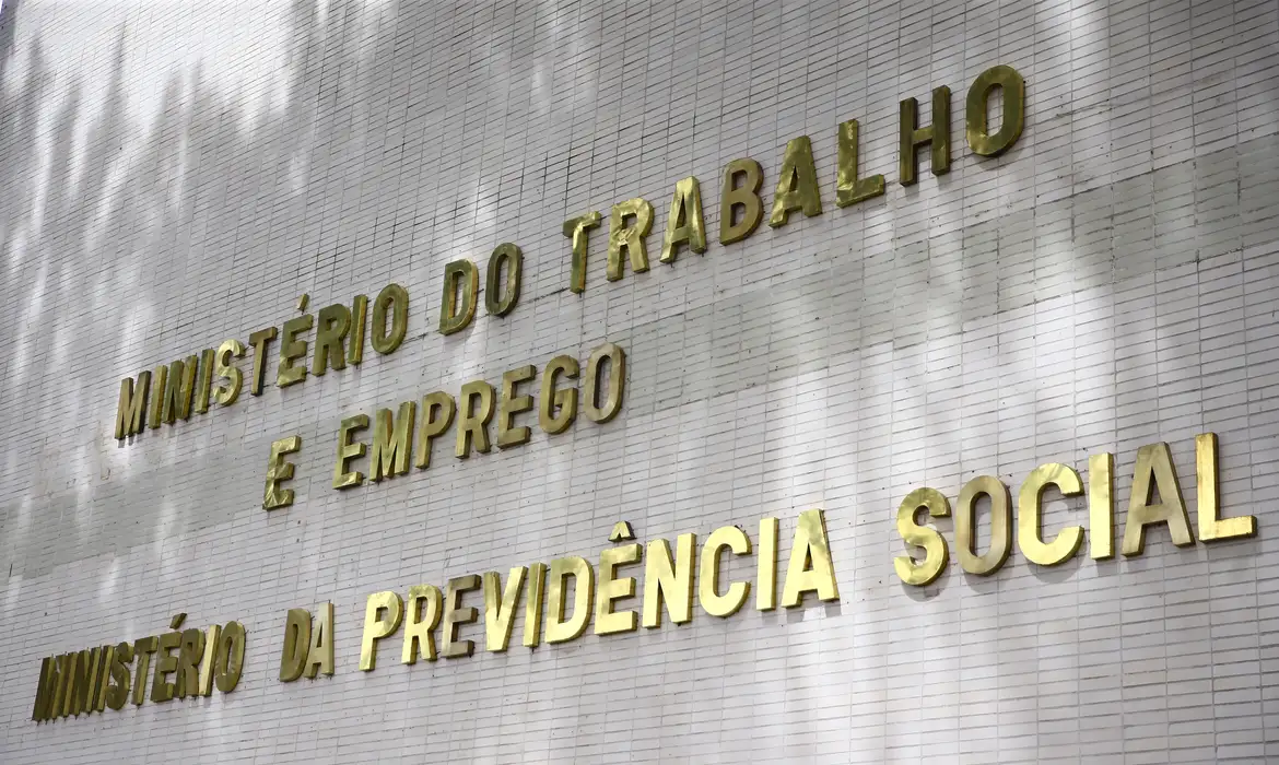 Governo propõe aumento em auxílios sem reajuste a servidores