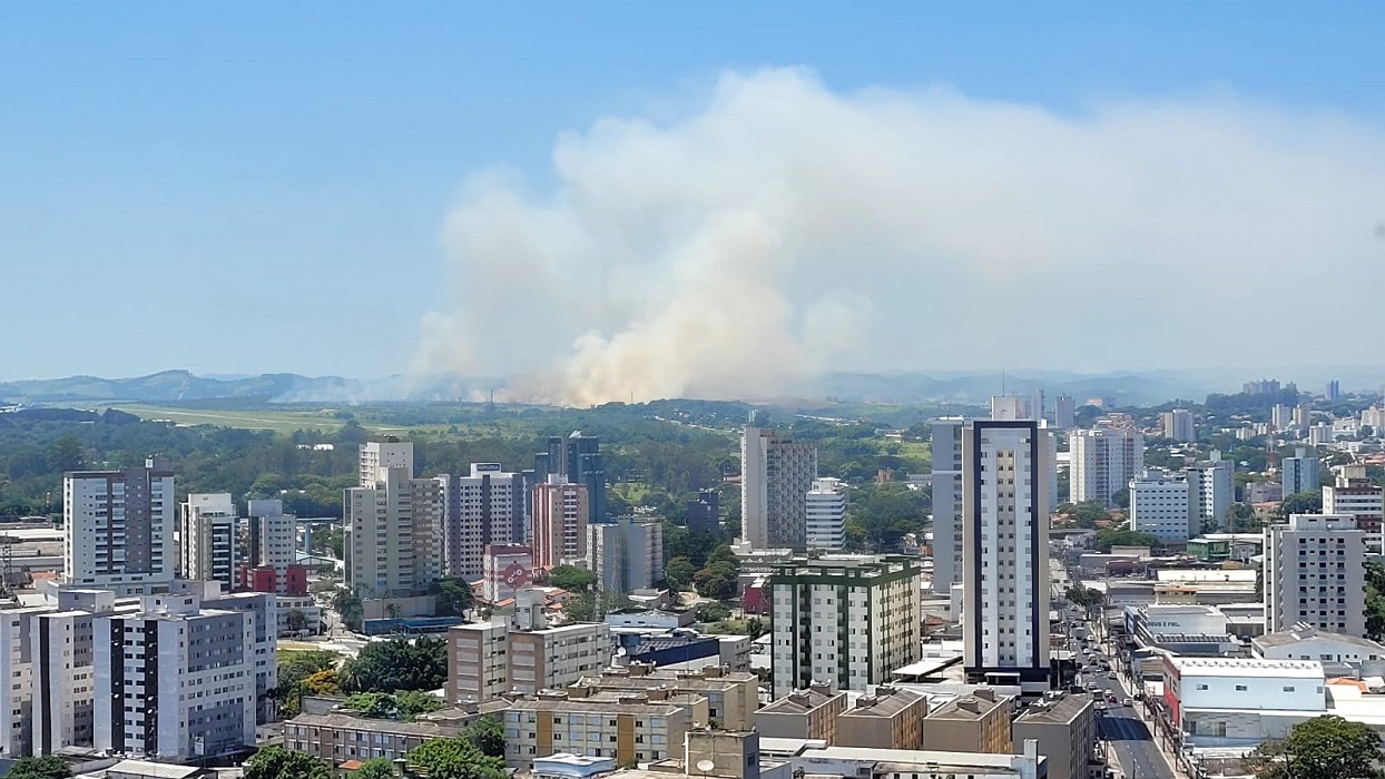vista de fumaça em área do DCTA