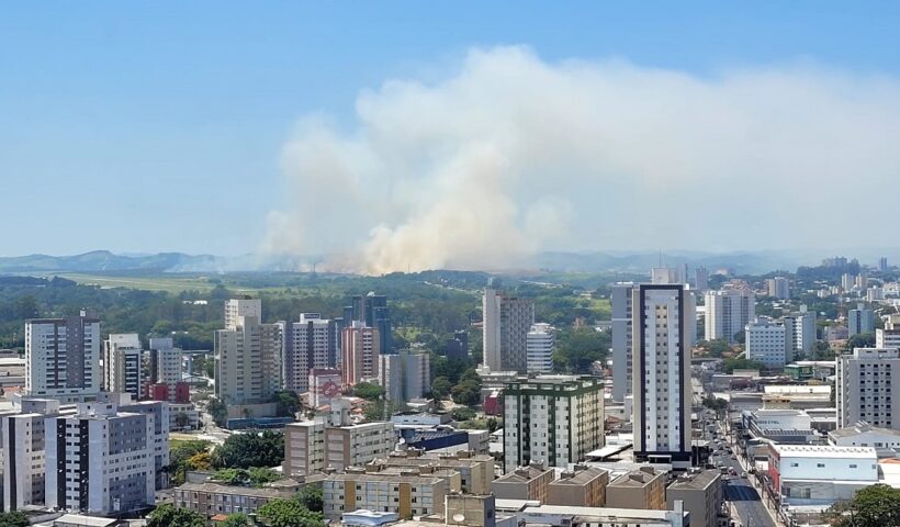 fogo perto do dcta. Incêndio em área próxima ao Aeroporto de São José provoca fumaça intensa