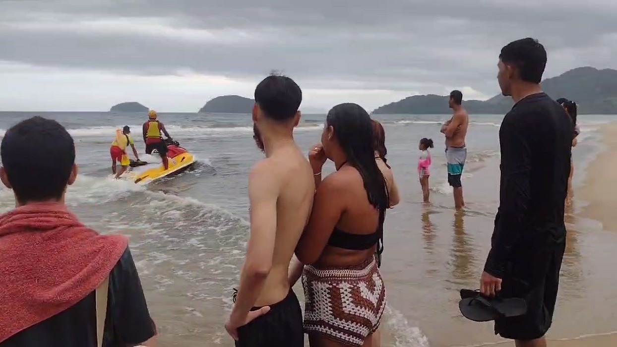 bombeiros da gbmar em moto aquática buscam corpo em ubatuba. Bombeiros encontram corpo que pode ser de turista desaparecido no mar em Ubatuba